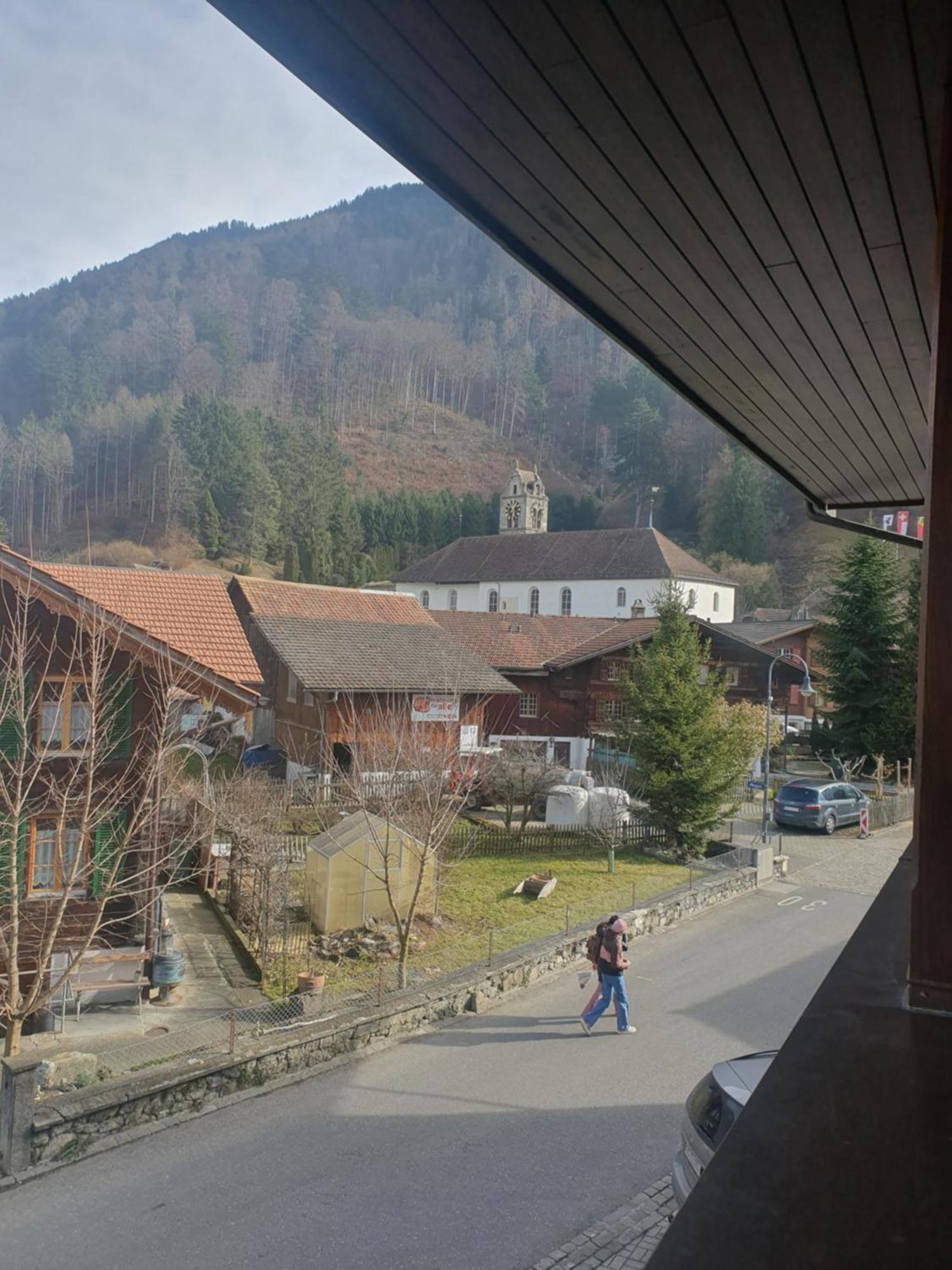 Gasthof Hirschen In Wilderswil Room photo