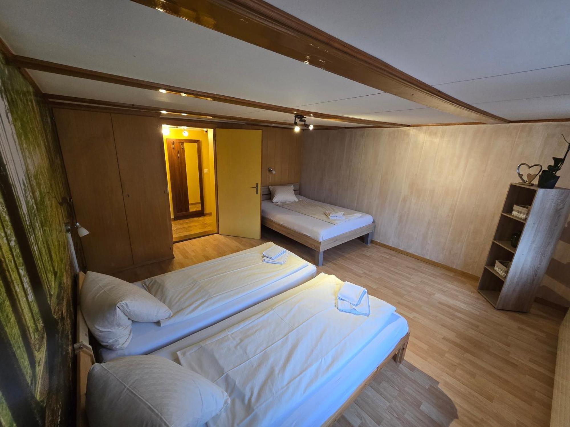 Gasthof Hirschen In Wilderswil Room photo